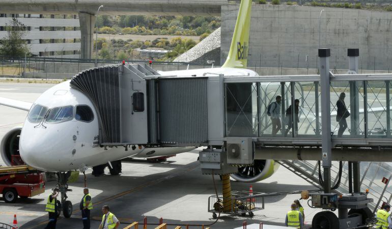 Avión que ha efectuado el primer vuelo entre Riga y Madrid.