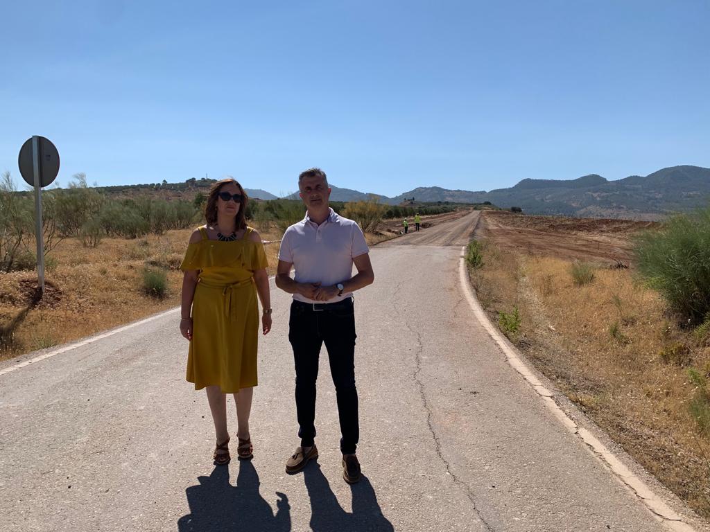 El diputado de Infraestructuras Municipales, José Luis Agea, junto a la alcaldesa de Villarrodrigo, Virtudes Ojeda, en la visitas a la carretera.