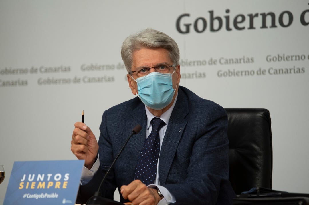 El portavoz del Gobierno, Julio Pérez, explica los detalles del acuerdo alcanzado en el Consejo de Gobierno extraordinario y urgente celebrado tras la el auto aclaratorio del TSJC que no ratifica el toque de queda tal y como estaba contemplado en el decreto del Gobierno canario