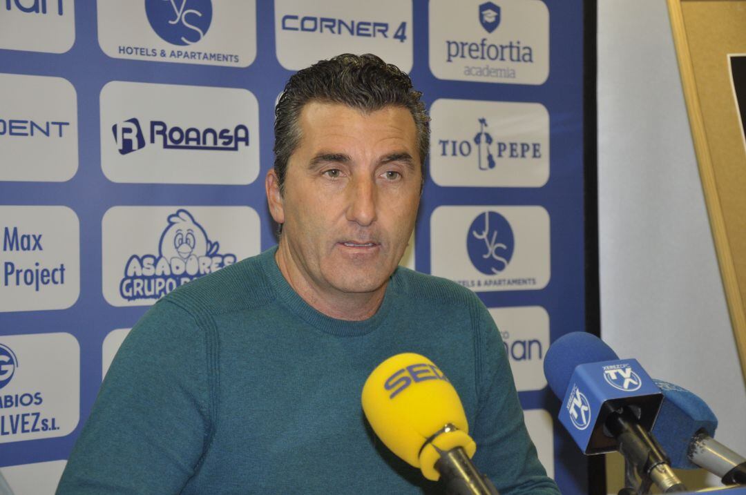 Edu Villegas durante una rueda de prensa en Chapín