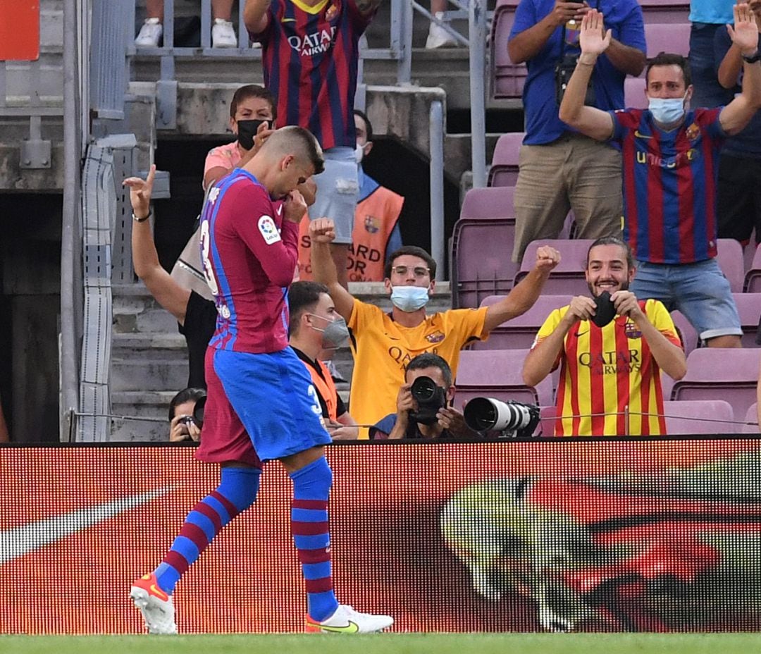 Piqué celebra su gol frente a la Real Sociedad