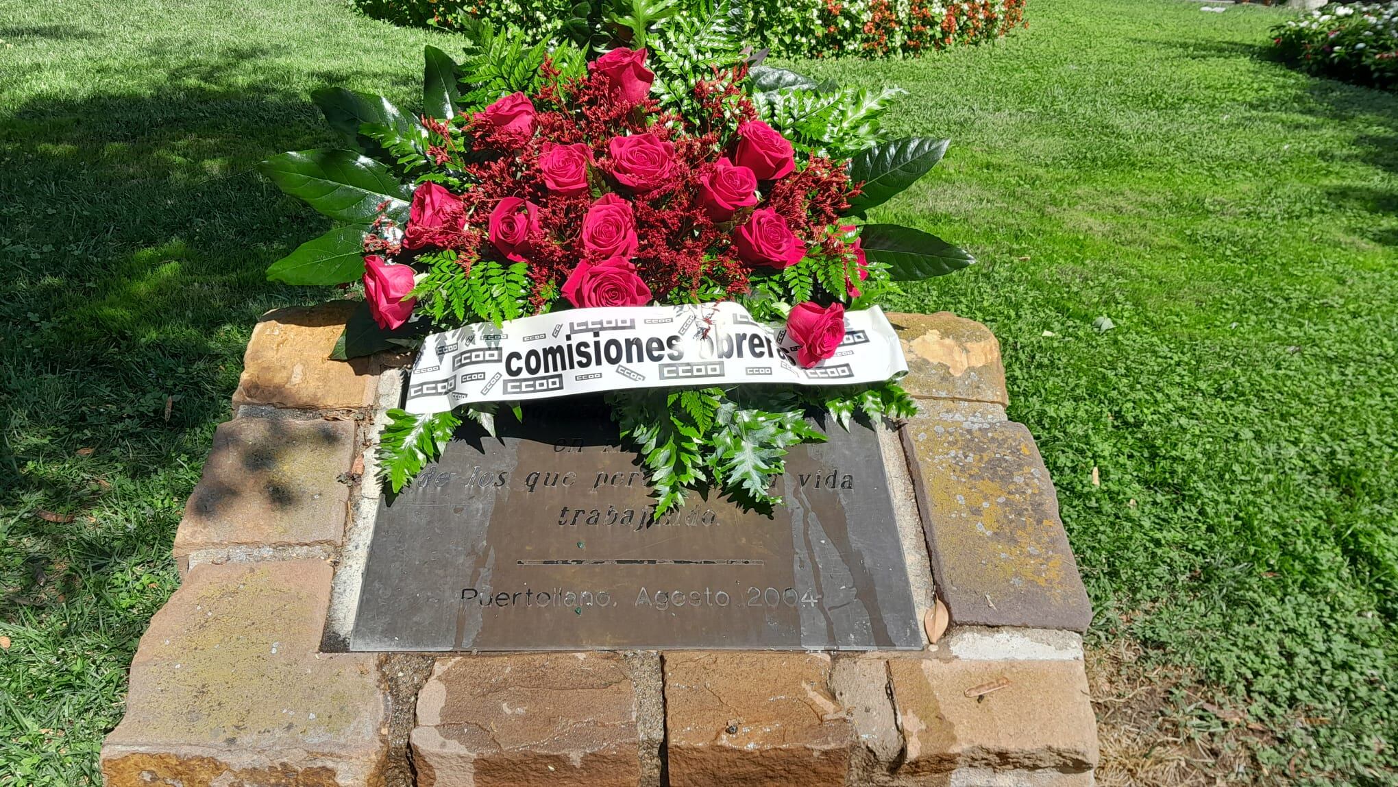 Monolito en honor a las víctimas en el accidente