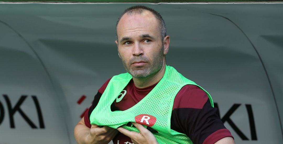 Andrés Iniesta, a punto de saltar al terreno de juego durante un partido del Vissel Kobe