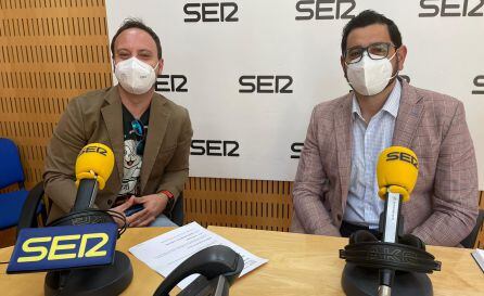 Francisco Javier López Carvajal (izquierda), y el también politólogo, Carlos Abad (derecha), en los estudios de Radio Murcia comentando el debate de la moción de censura