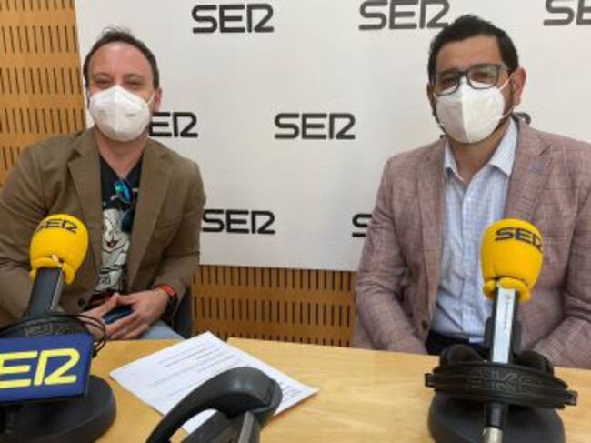 Francisco Javier López Carvajal (izquierda), y el también politólogo, Carlos Abad (derecha), en los estudios de Radio Murcia comentando el debate de la moción de censura