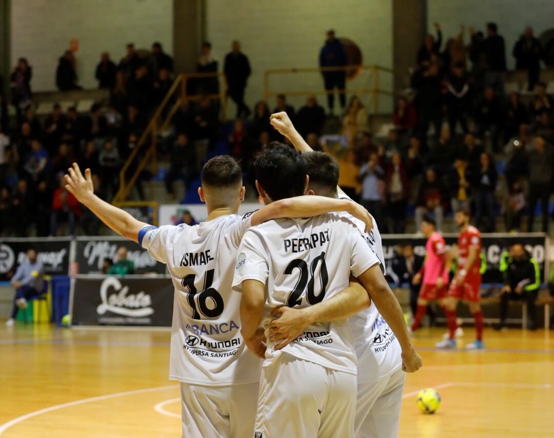 Los jugadores del Santiago celebran un gol de Peerapat ante el Noia