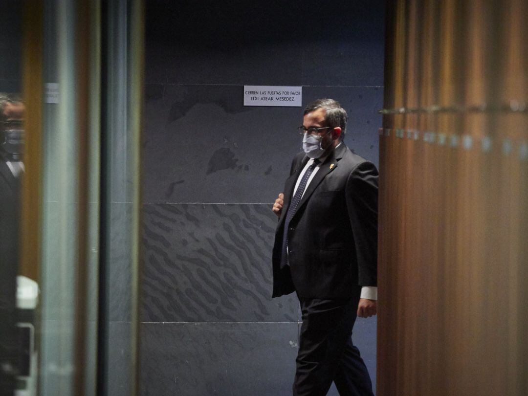 El vicepresidente primero del Gobierno de Navarra, Javier Remírez, a su llegada a una sesión plenaria en el Parlamento de Navarra.