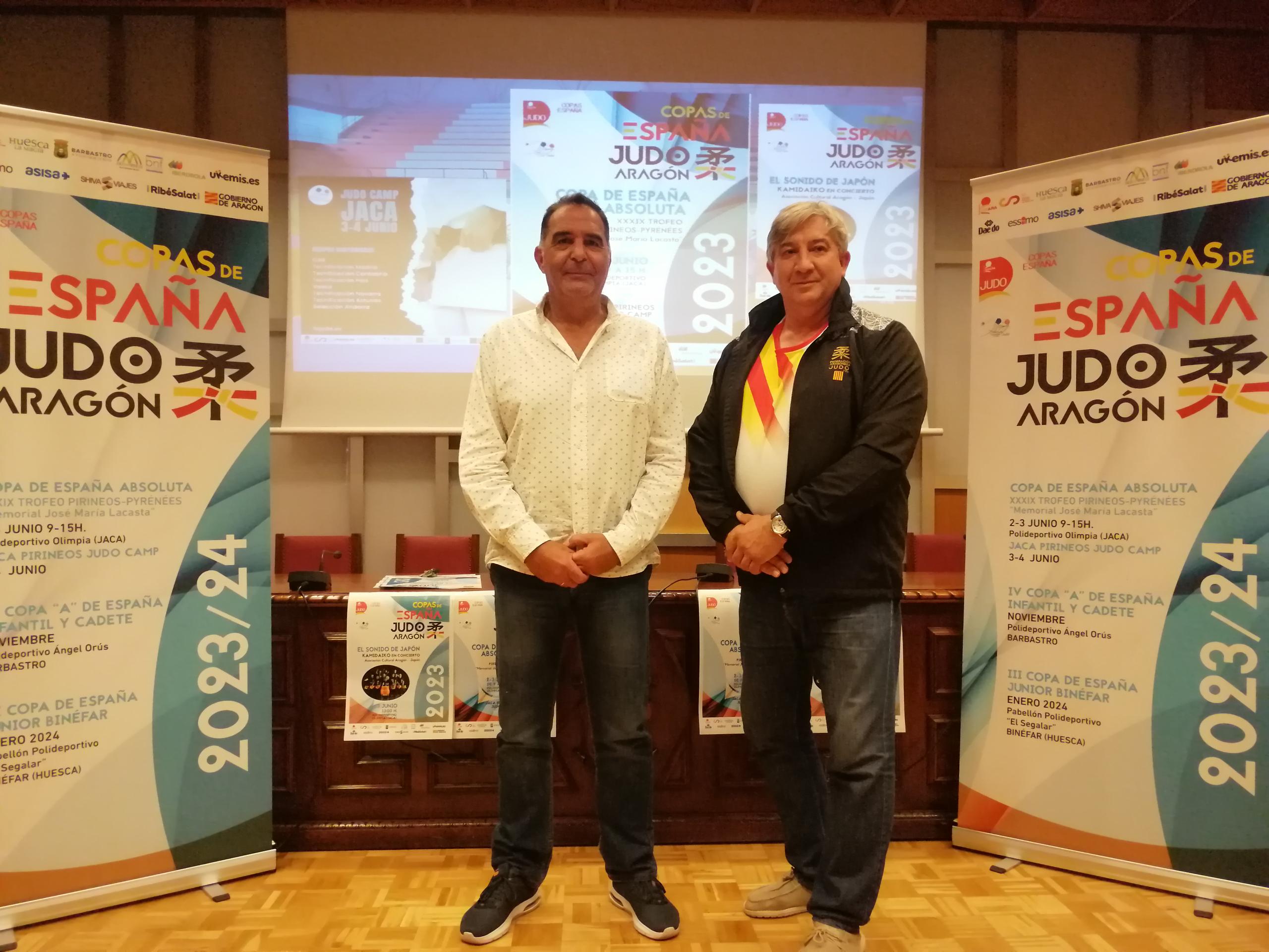 El concejal de deporte, Domingo Poveda, junto al presidente de la Federación Aragonesa de Judo, José Ángel Hierro