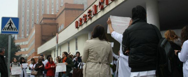 Varios sanitarios protestan a la puerta de su centro de trabajo