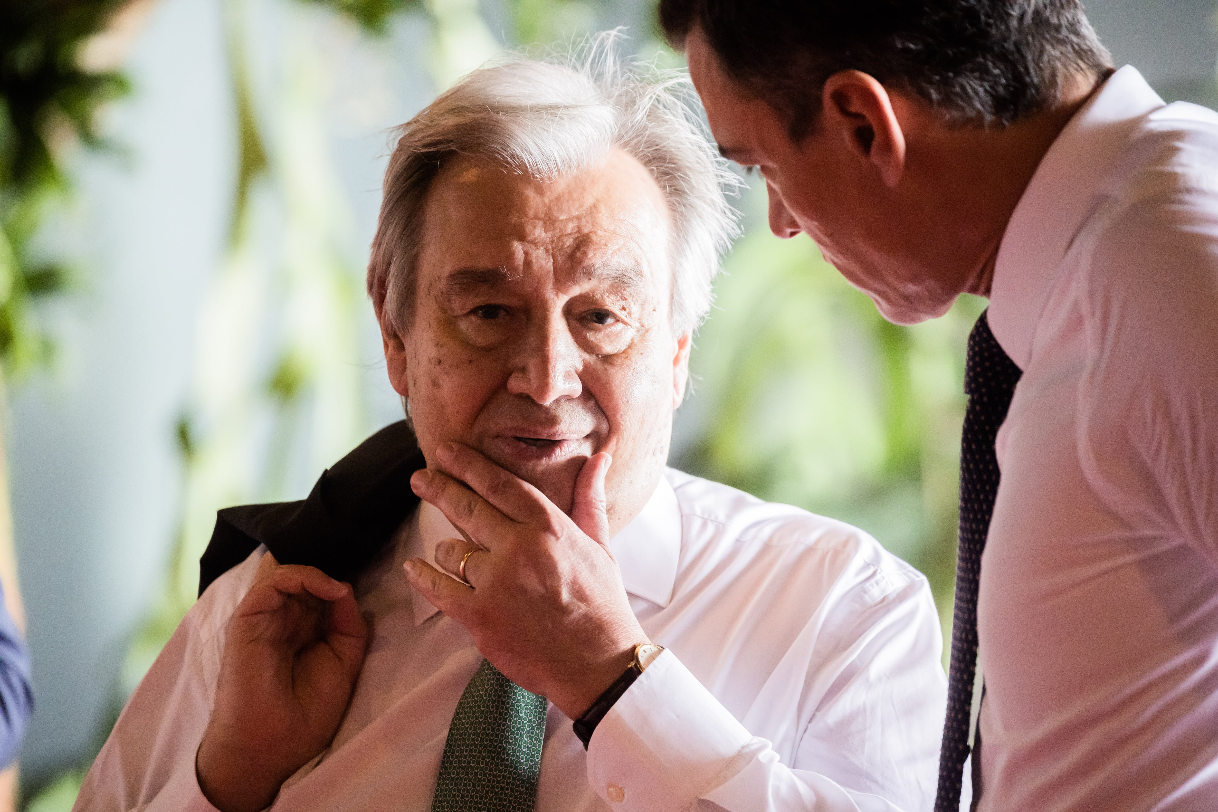 El secretario general de la ONU, António Guterres, habla con el presidente del Gobierno, Pedro Sánchez, tras la reunión del G20 en Bali (Indonesia)