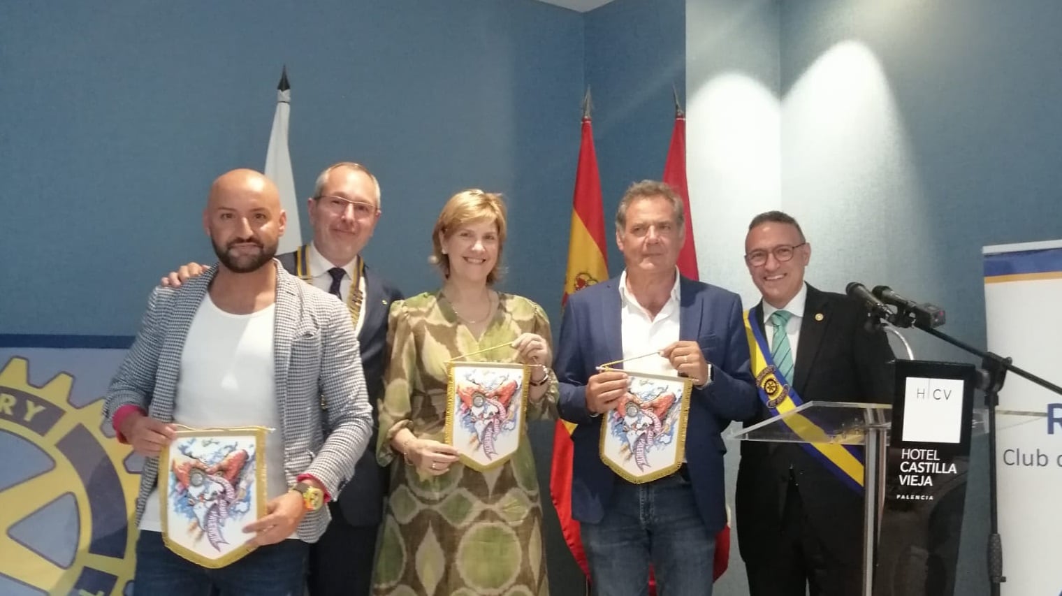 Santiago Sánchez (segundo por la izquierda) es el nuevo presidente del Club Rotario de Palencia. En la imagen, junto a representantes de los medios de comunicación en el acto de &quot;Cambio de collares&quot;