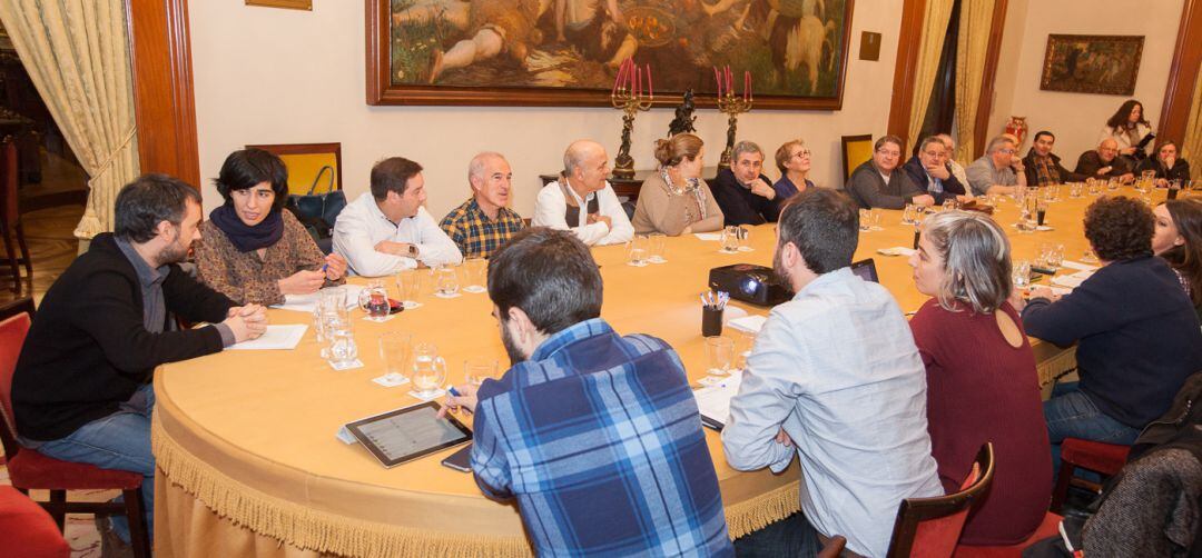 Xulio Ferreiro reunido con entidades vecinales. Foto de archivo