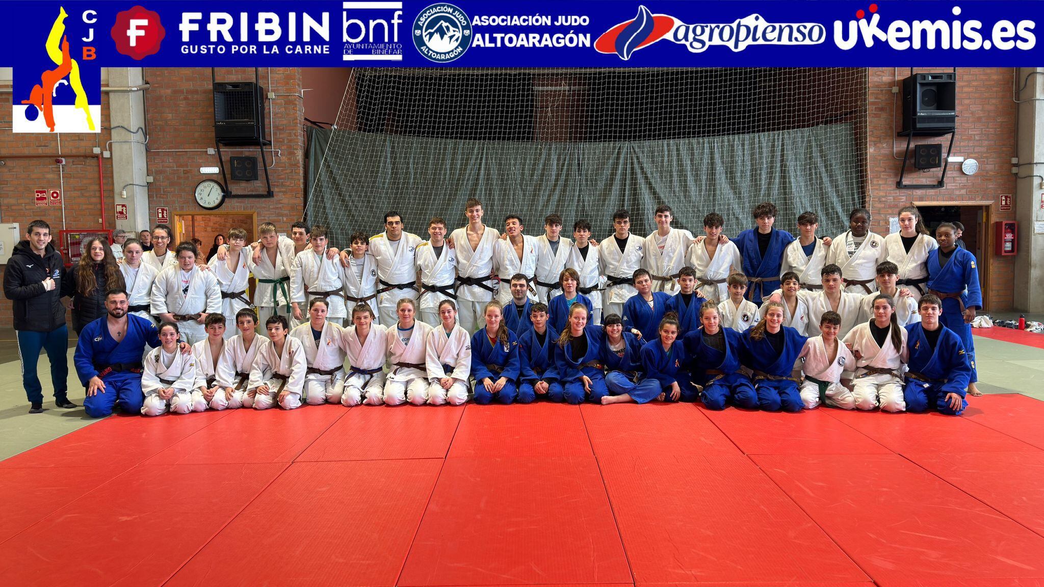 Foto de familia de los judokas del Alto Aragón