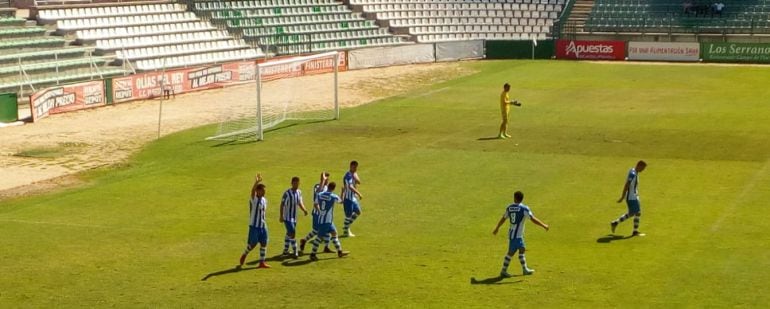 Jugadores taranconeros festejan el primer gol del partido