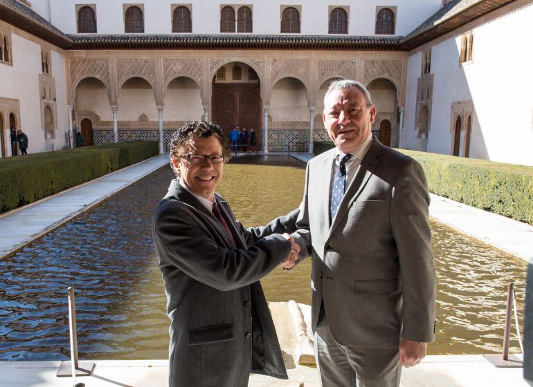 Foto en el Patio de los Arrayanes tras la firma del acuerdo entre el director de la Alhambra, Reynaldo Fernández; y el presidente del Puerto de Motril(Granada), Francisco Álvarez de la Chica