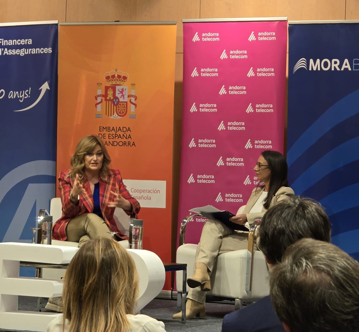 Mónica Marchante amb la directora de Ràdio SER Principat d&#039;Andorra durant la seva xerrada sobre dones, esport i periodisme de l&#039;acte de cloenda de &quot;Amb Veu de Dona&quot;.