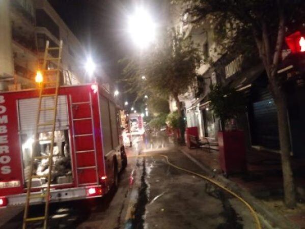 Tres intoxicados por inhalación de humo, entre ellos una menor, en un incendio en Roquetas de Mar.