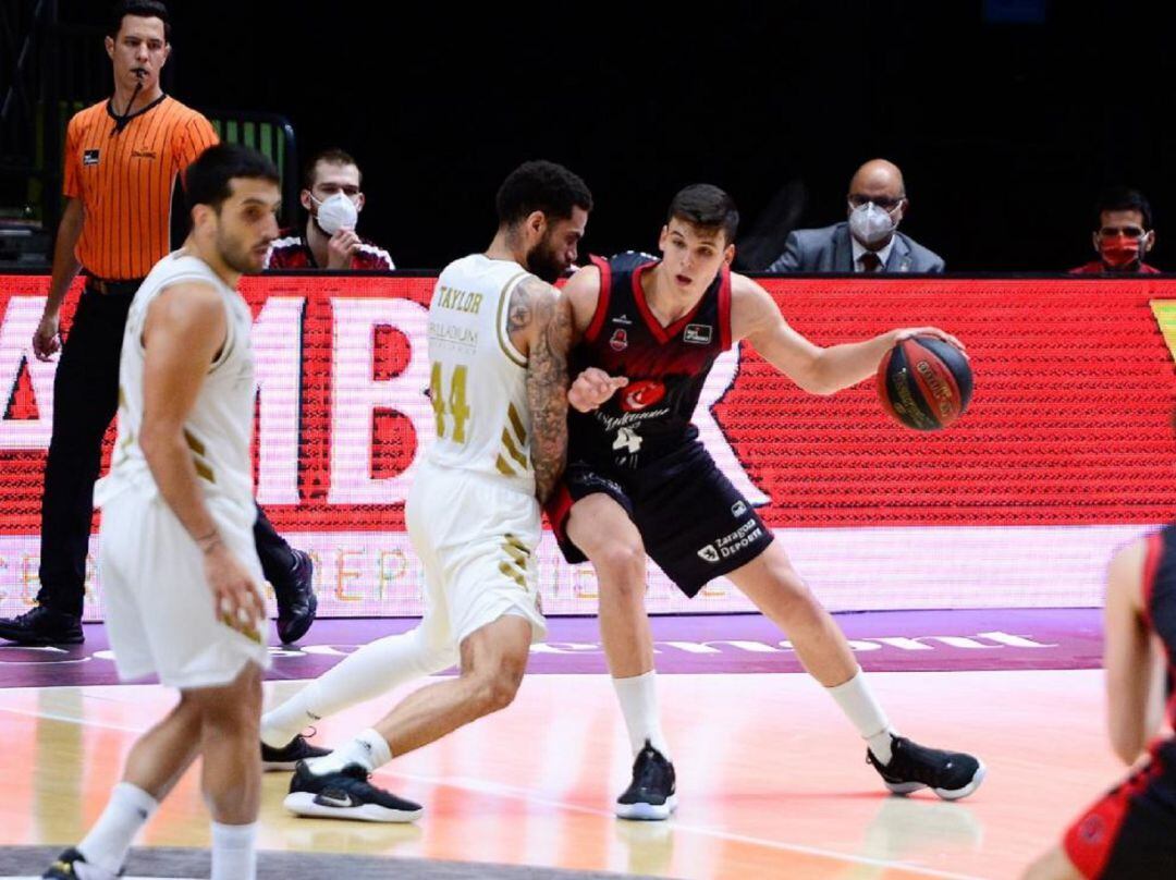 Jaime Pradilla, durante un encuentro contra el Real Madrid correspondiente a la fase final de la Liga Endesa disputada en La Fonteta.  