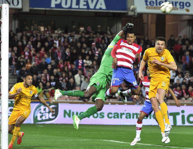 Kameni despeja el balón ante Murillo y Camacho 