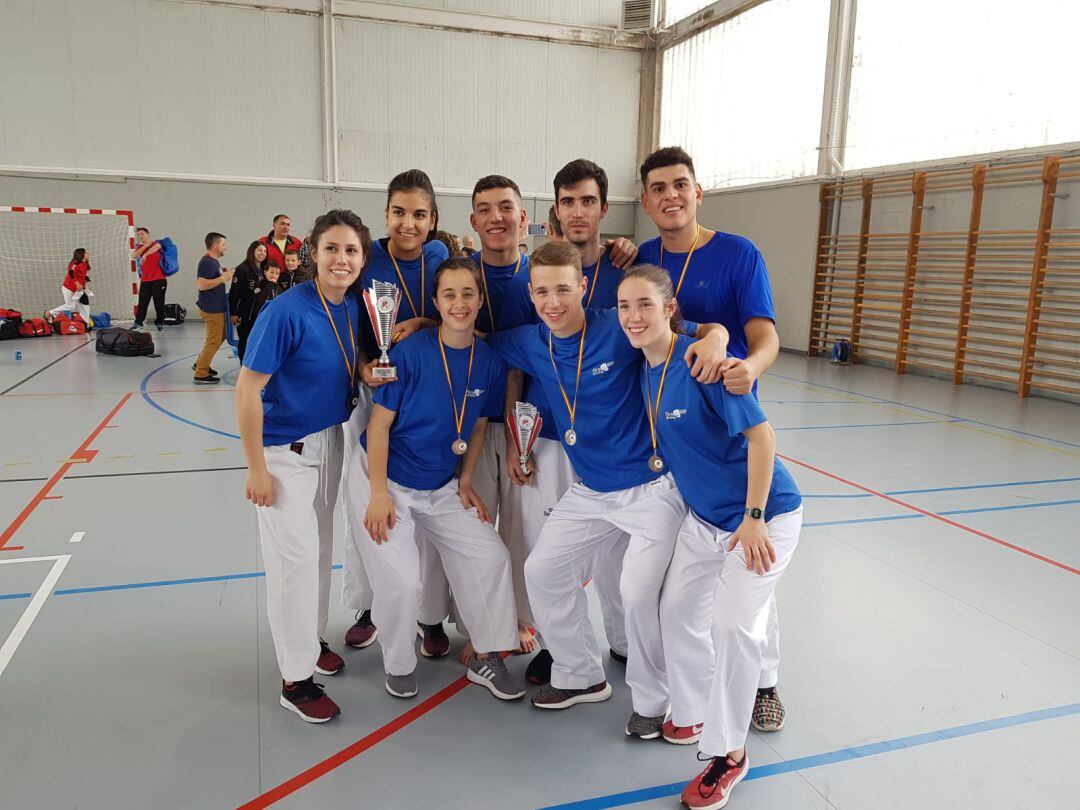 Nerea (en el centro) junto a su hermano Yeray (a su izquierda) con el resto de sus compañeros durante una competición con el club ribereño.