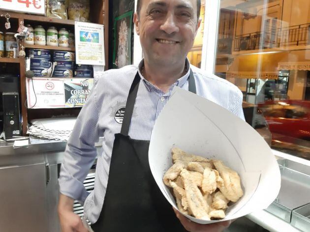 Antonio, con un papelón de gallo frito bien despachao