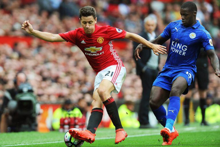 Ander Herrera controla el balón ante un jugador del Leicester