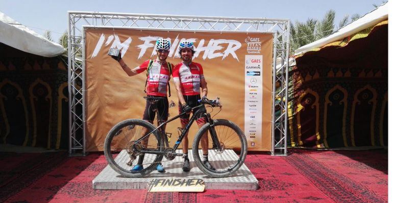 Víctor Manuel Fernández y Manuel Beltrán después de finalizar la Titan Desert.