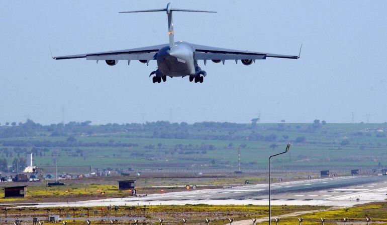 Turquía permitirá a EEUU lanzar ataques contra el Estado Islámico desde sus fronteras. En la foto, un avión militar de EEUU aterrizando en la base aérea Incirlik, en la ciudad de Adana, al sur de Turquía