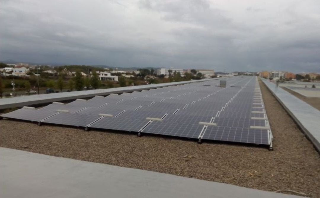 Molts edificis públics ja disposen de plaques solars per generar electricitat de forma gratuita.