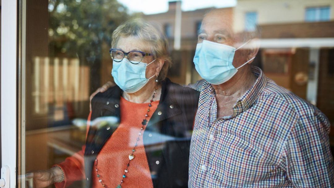 Ancianos con mascarillas