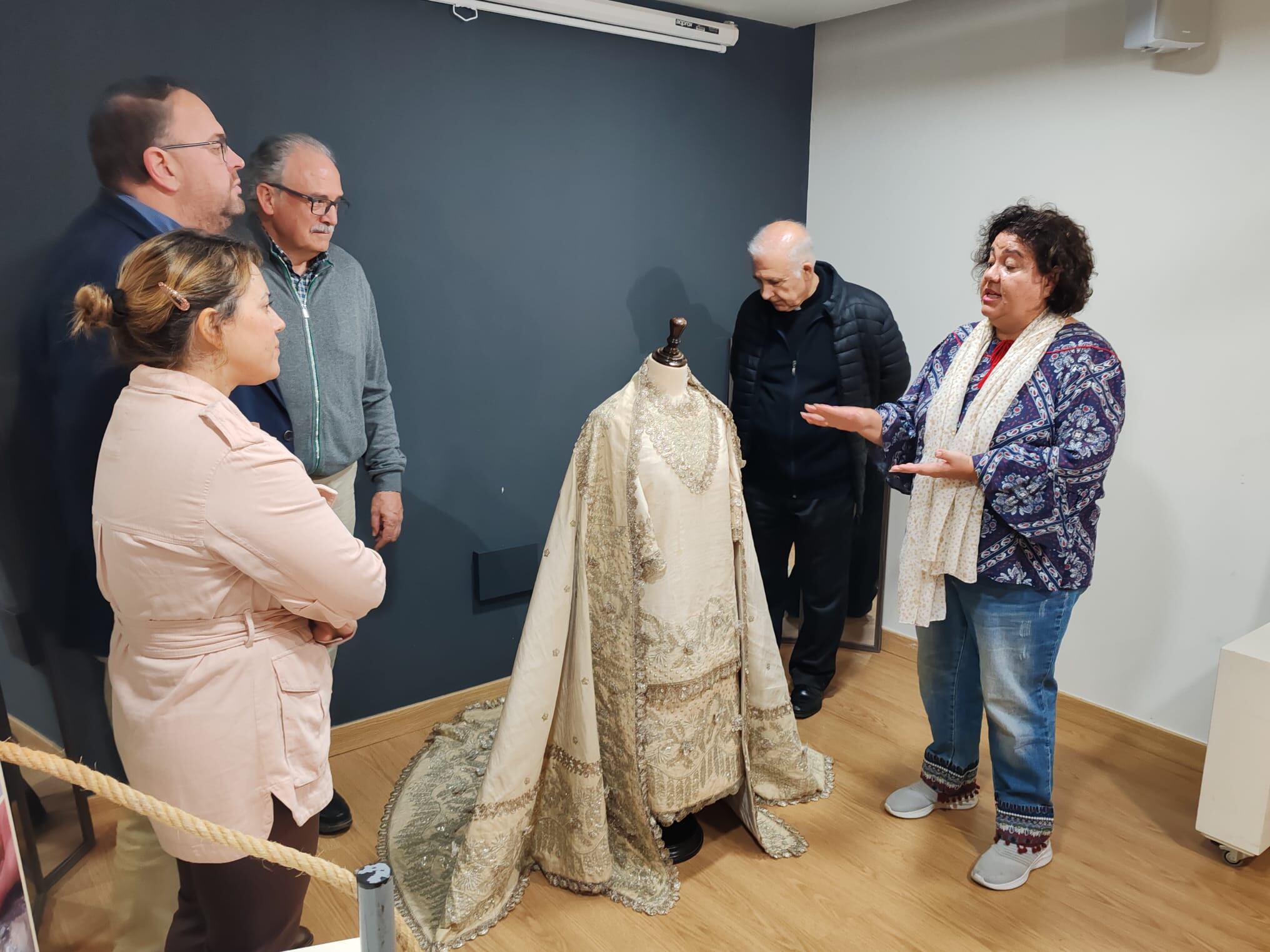 El alcalde de Mérida, el párroco de Santa Eulalia, el presidente de la Asociación y la delegada del Año Jubilar, atienden las explicaciones de Sofía Vicente. Foto: Ser Mérida