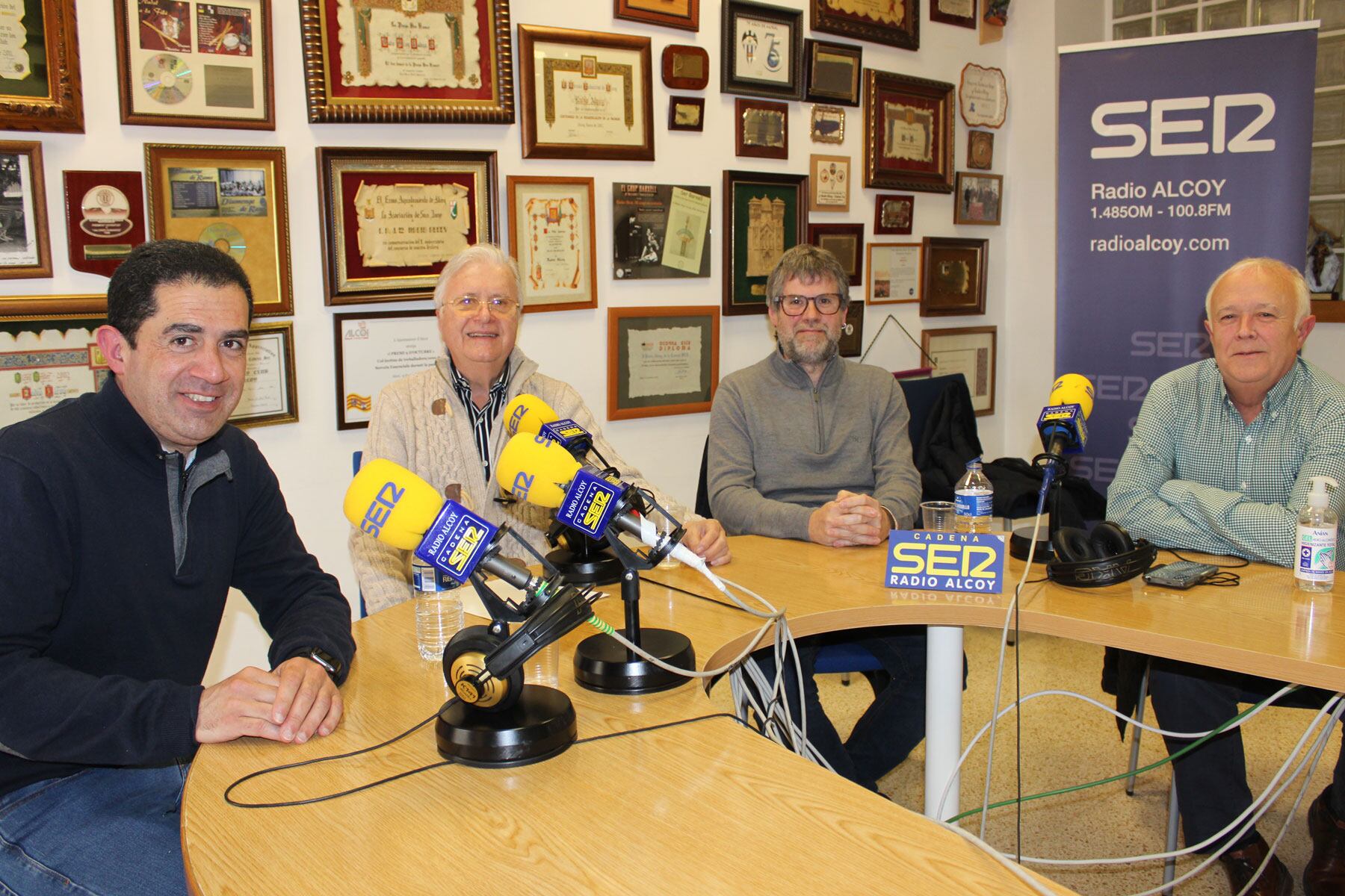 Antonio Francés, Paco Aznar, Àngel Lluís Ferrando y Juan José Olcina en el estudio de Radio Alcoy