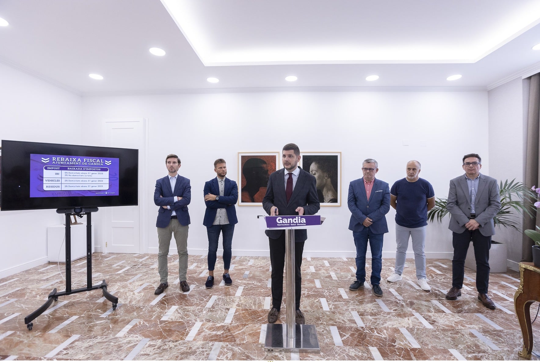 El alcalde de Gandia, José Manuel Prieto, junto al vicealcalde, presidente del PP y representantes sindicales anunciando la rebaja fiscal.