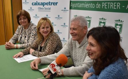 Juani, Lola, Fernando y Raquel durante la presentación de los talleres