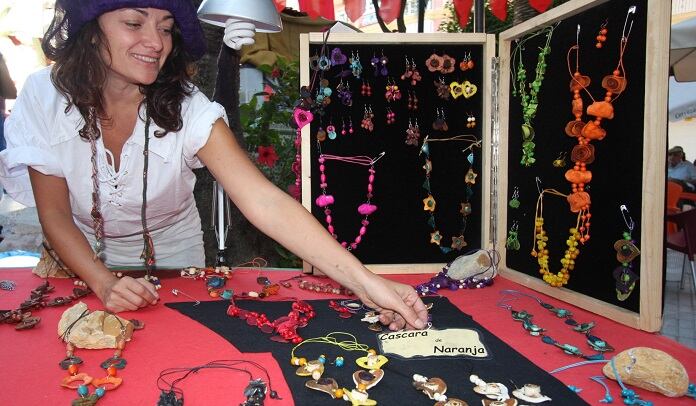 Un puesto de mercado de artesanía