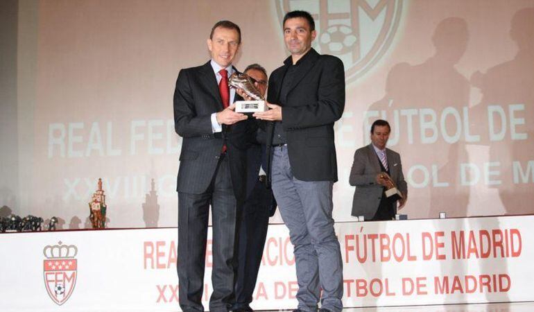 Asier Garitano recibió el premio de manos de Emilio Butragueño