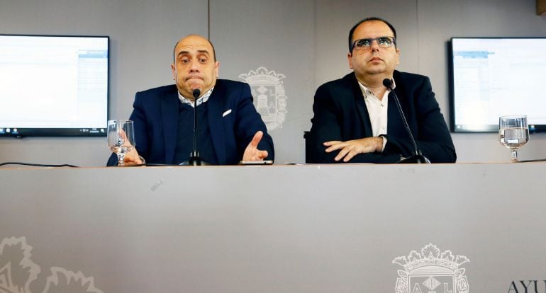 El Alcalde de Alicante, Gabriel Echavarri (i), junto al concejal Carlos Giménez, durante la rueda de prensa tras ser procesado por una jueza por despedir a una funcionaria interina, cuñada del portavoz municipal del PP, Luis Barcala, después de que éste ú