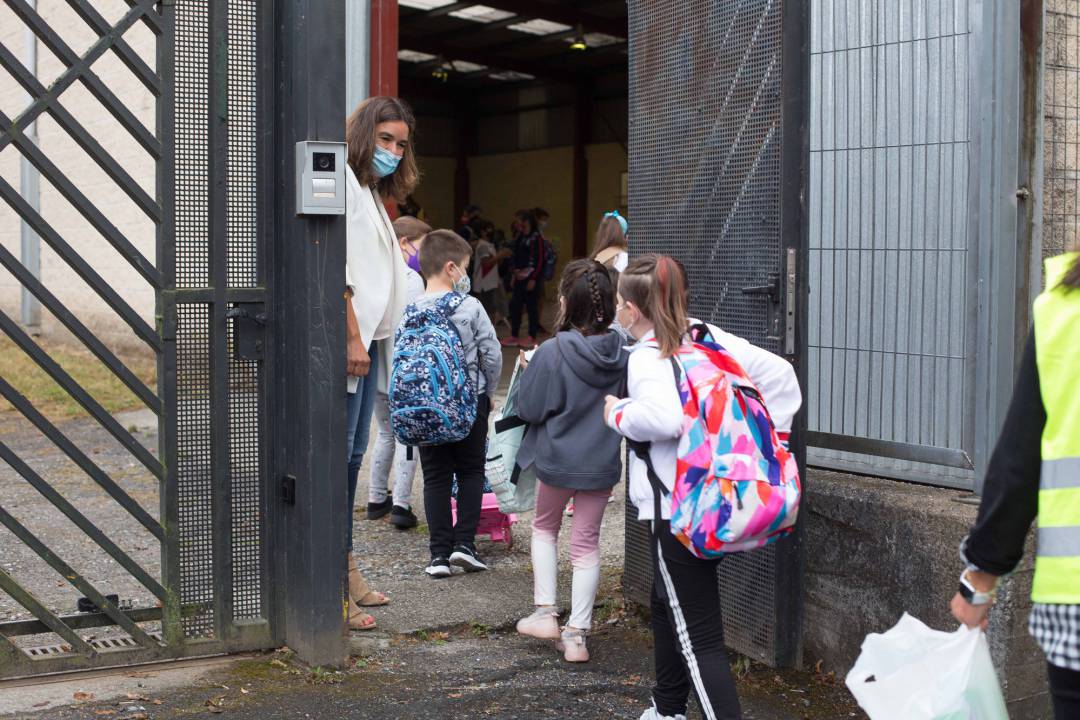 Varios niños y niñas entran al CEIP Manuel Mallo de Nadela, durante el primer día del curso escolar 2021-2022 en Educación Infantil y Primaria, en Nadela, Lugo.