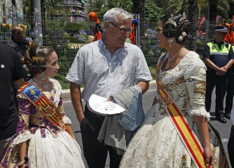 El alcalde de Valencia, Joan Ribó, junto a las Falleras Mayores de Valencia, Estafania López (d) y María Donderis, en la plaza de Los Luceros para asitir a la quinta mascletà de las Hogueras.