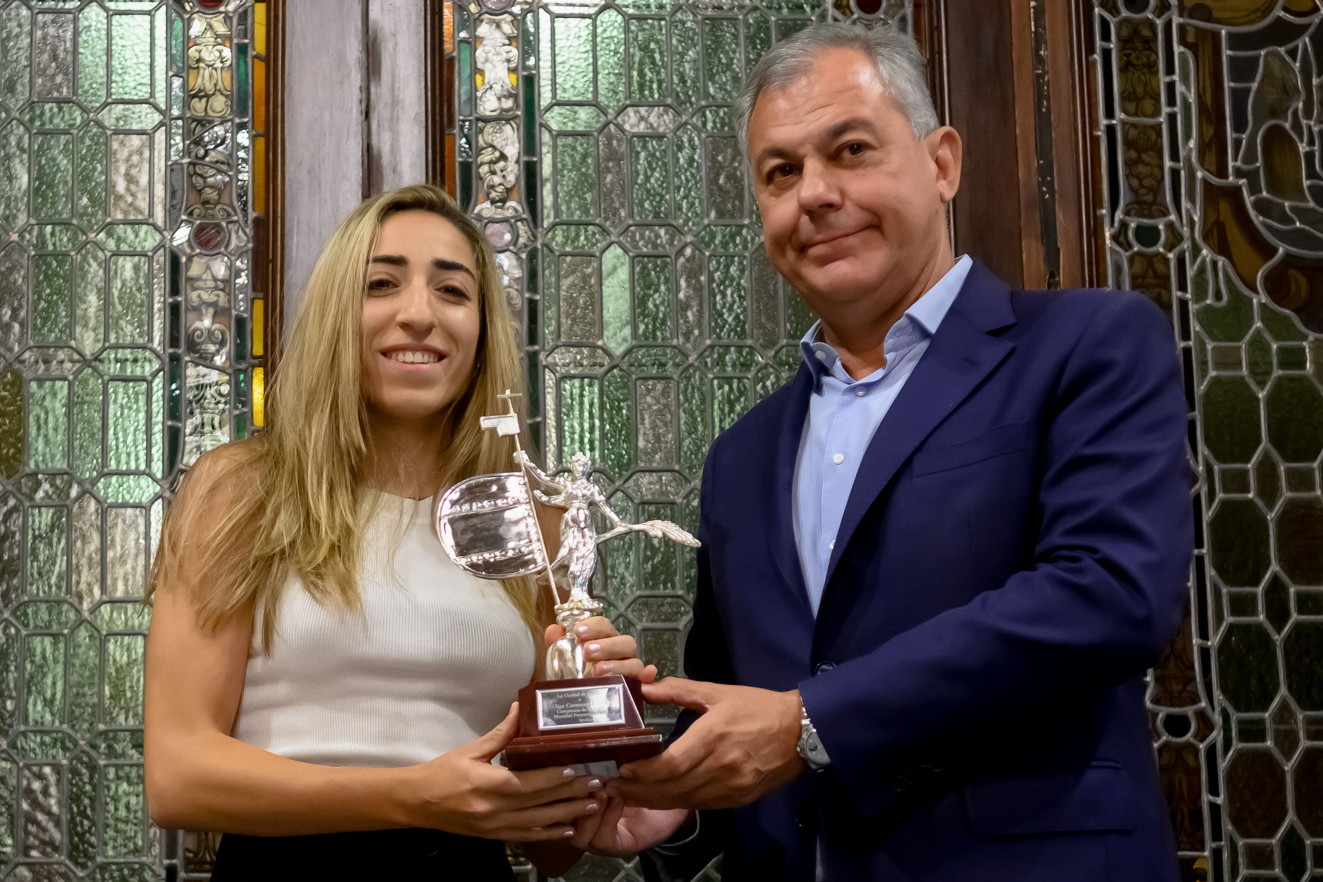 SEVILLA. 28/08/2023. - Olga Carmona, jugadora de la Selección Española Femenina de Fútbol, a su llegada a la recepción en el Ayuntamiento de Sevilla por el alcalde de Sevilla, José Luis Sanz (d). EFE/Raúl Caro
