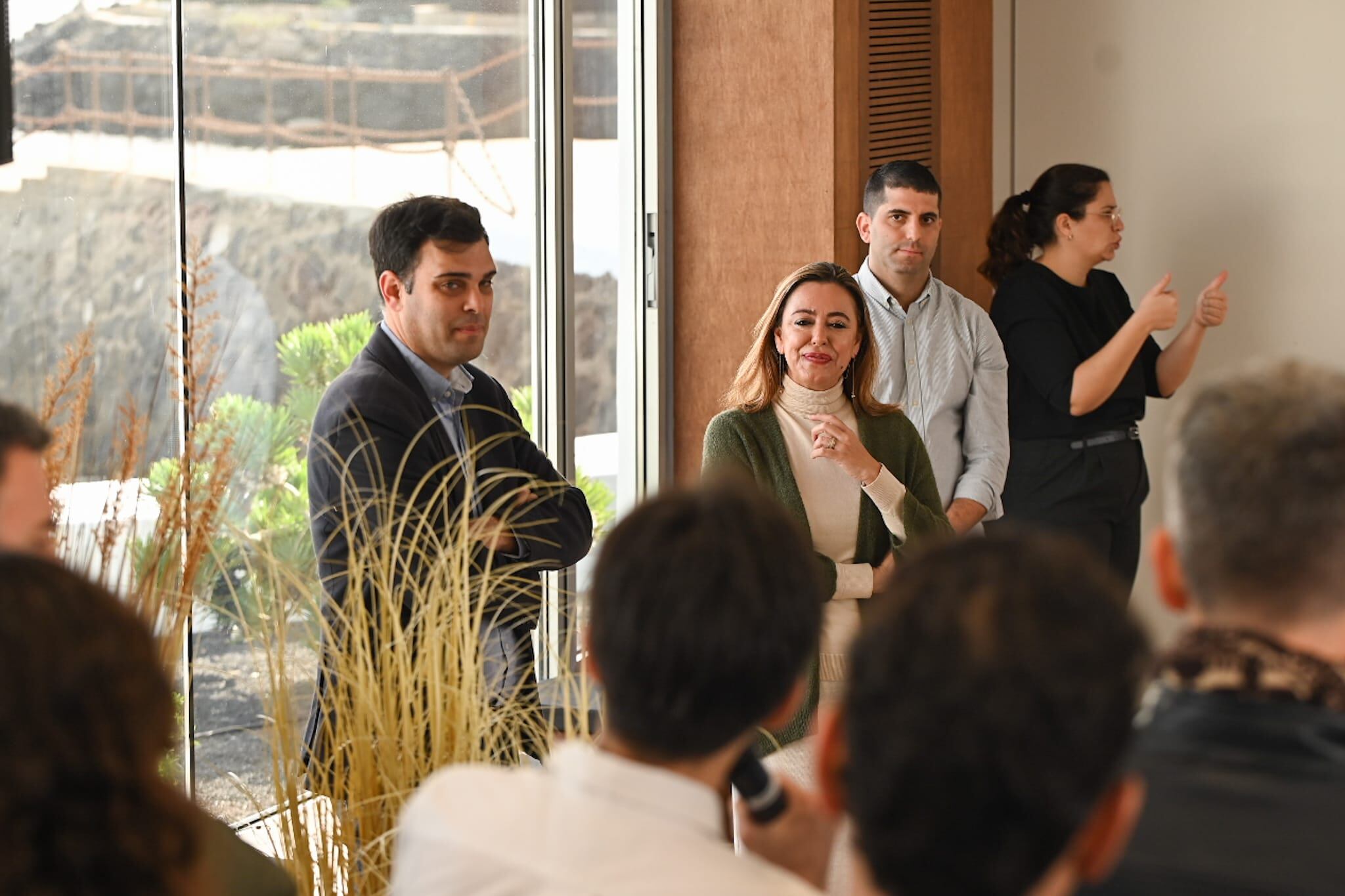 El consejero de Cultura del Cabildo de Lanzarote, Alberto Aguiar, junto a la presidenta, María Dolores Corujo.