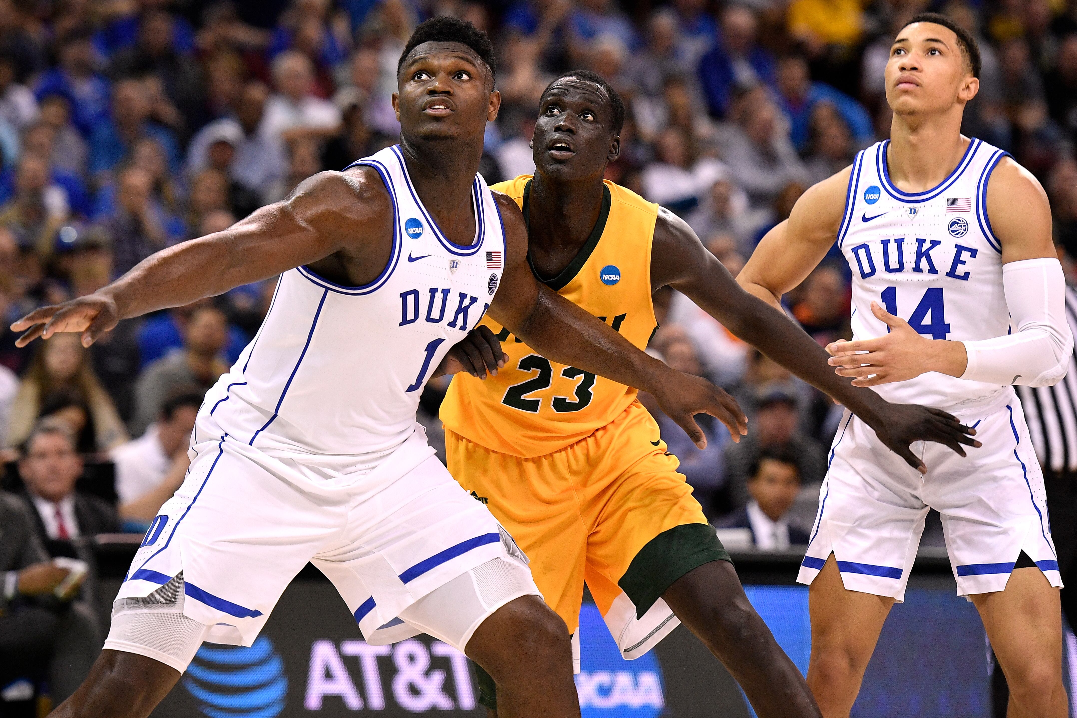 Deng Geu (23) en un partido con North Dakota State Bison