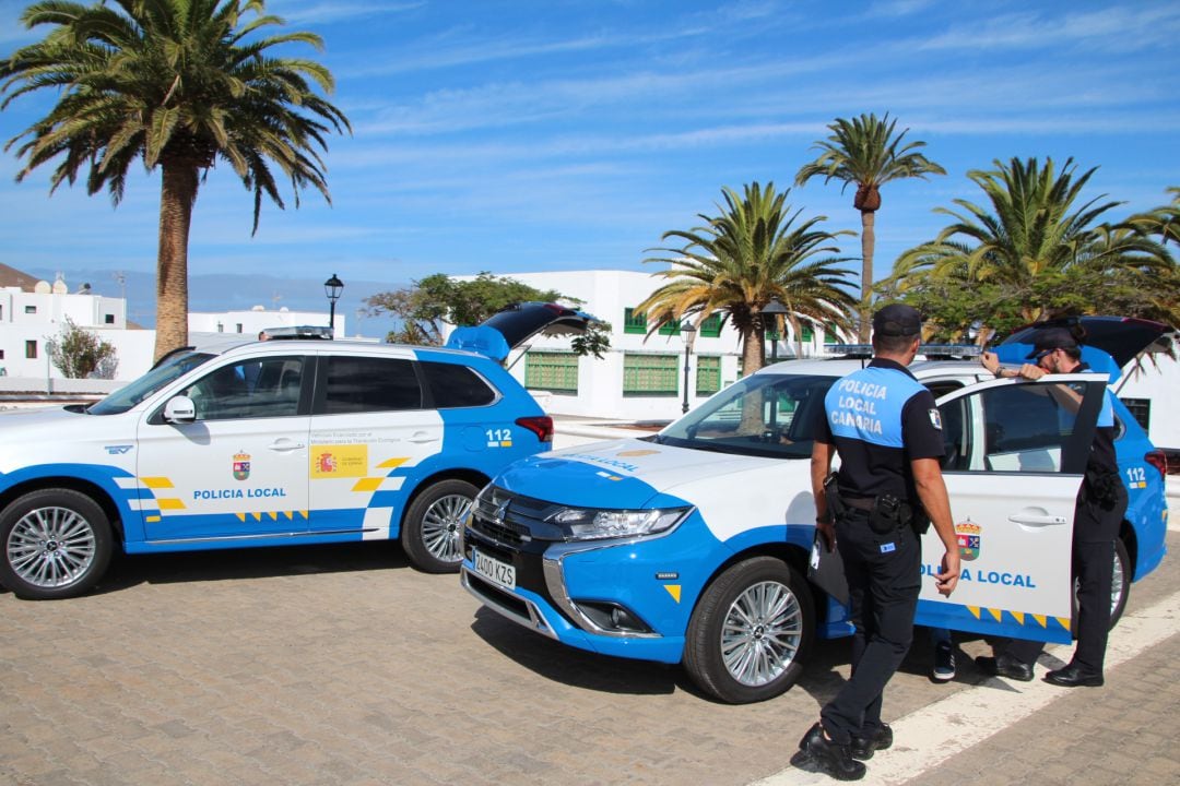 Agentes de la Policía Municipal de Yaiza.