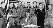 Franklin Delano Roosevelt, rodeado por un grupo de Boy Scouts