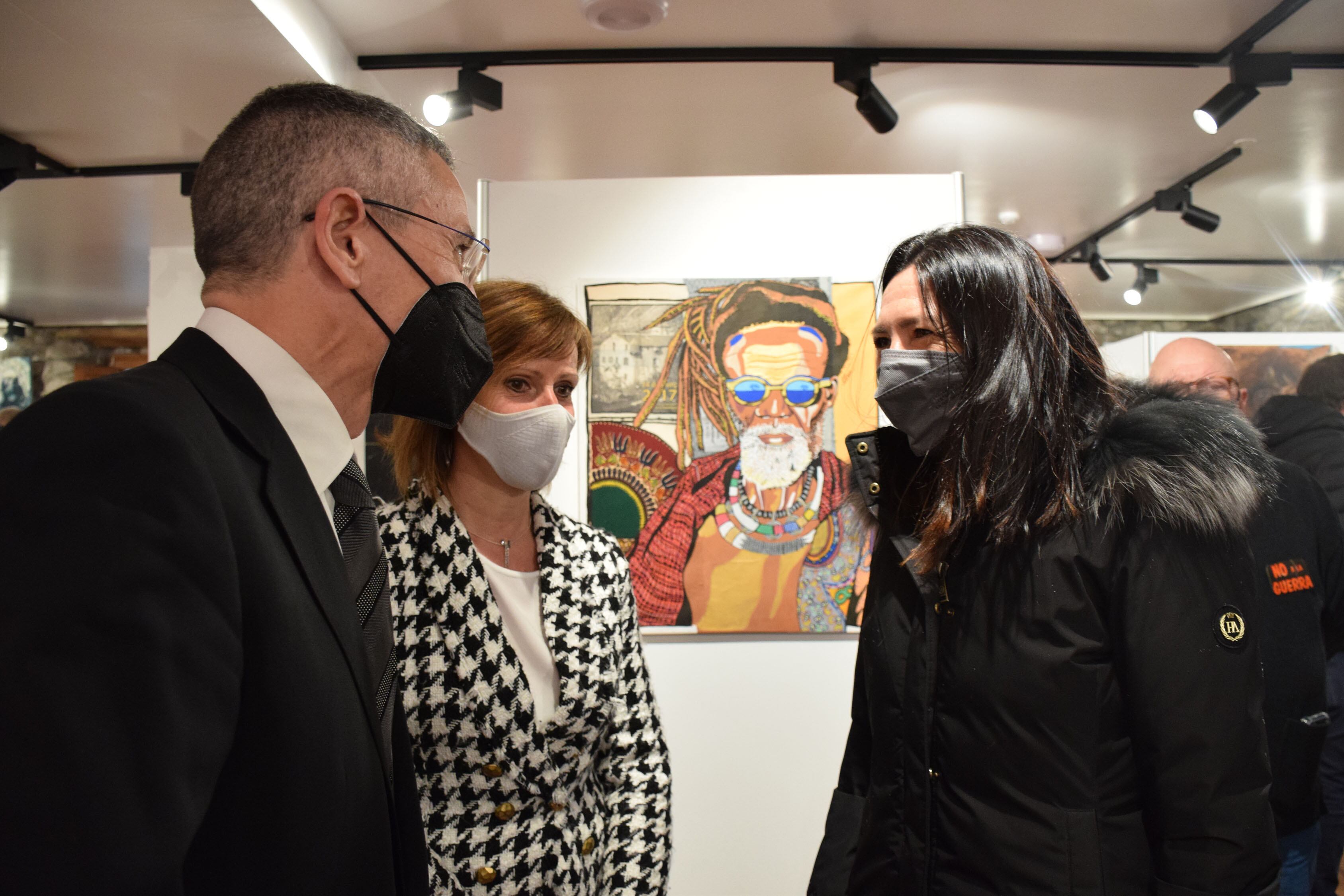 La cònsol menor de Sant Julià de Lòria, Mireia Codina, el president de la Comissió Nacional Andorrana per la Unesco, Salomó Benchluch, i la cònsol menor d'Ordino, durant la inauguració de l'exposició.