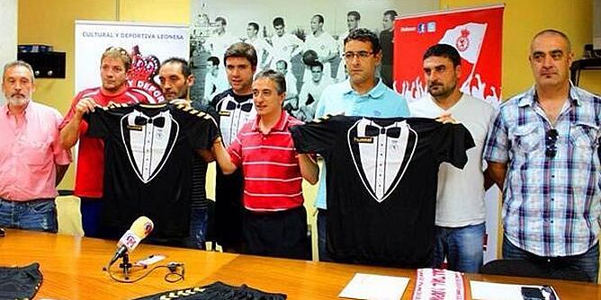 Hummel presentó la camiseta de la Cultural, la camiseta esmoquin