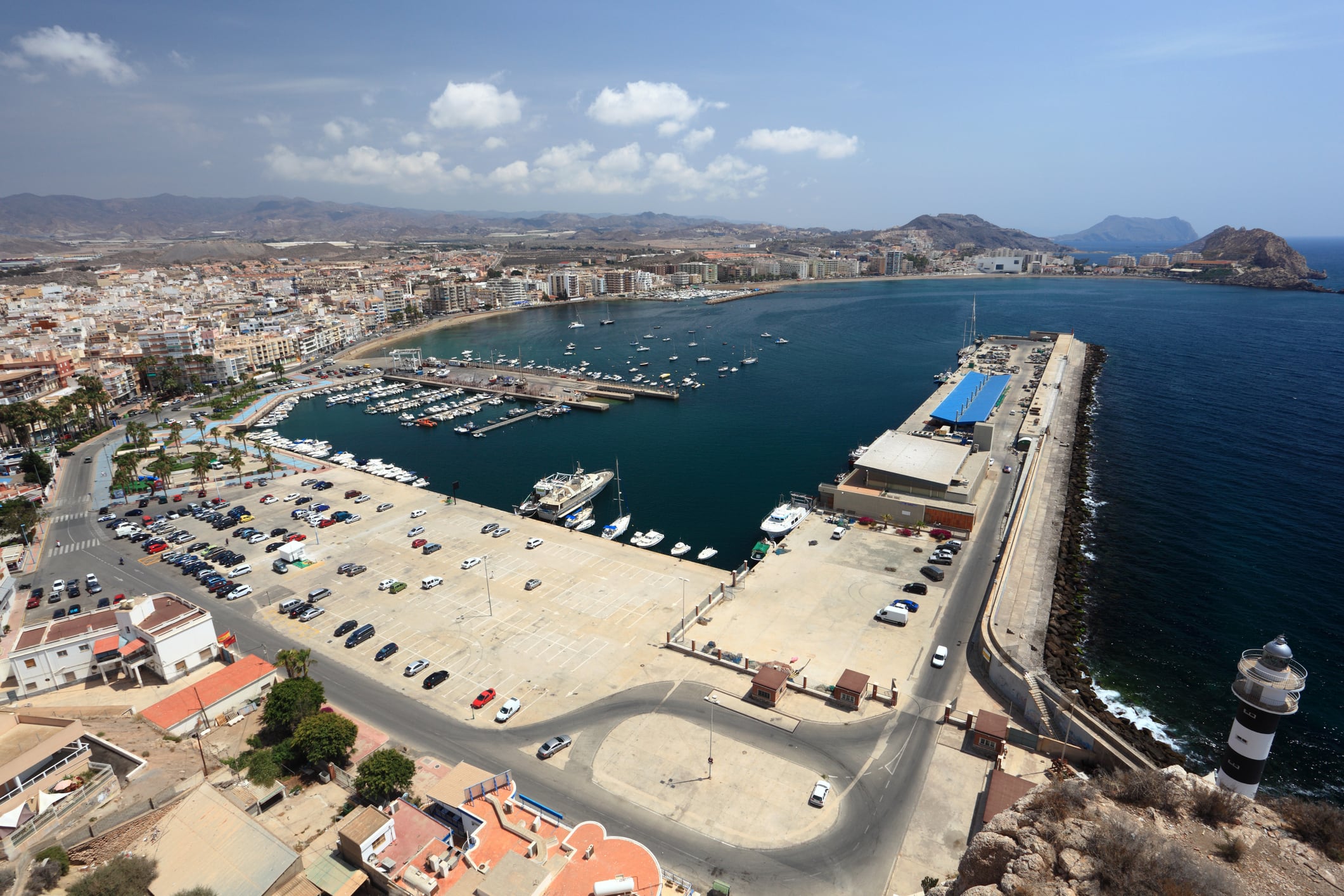 La alcaldesa de Águilas reitera al gobierno regional la remodelación del puerto pesquero.