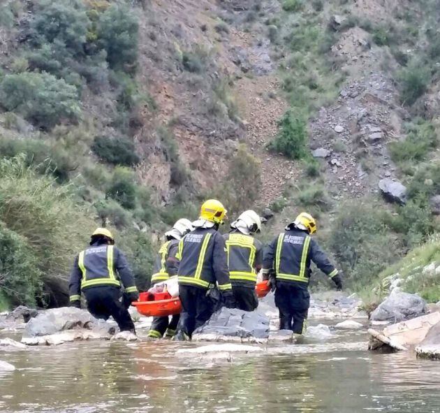 Rescate de los bomberos de Málaga tras el grave accidente de tráfico este domingo