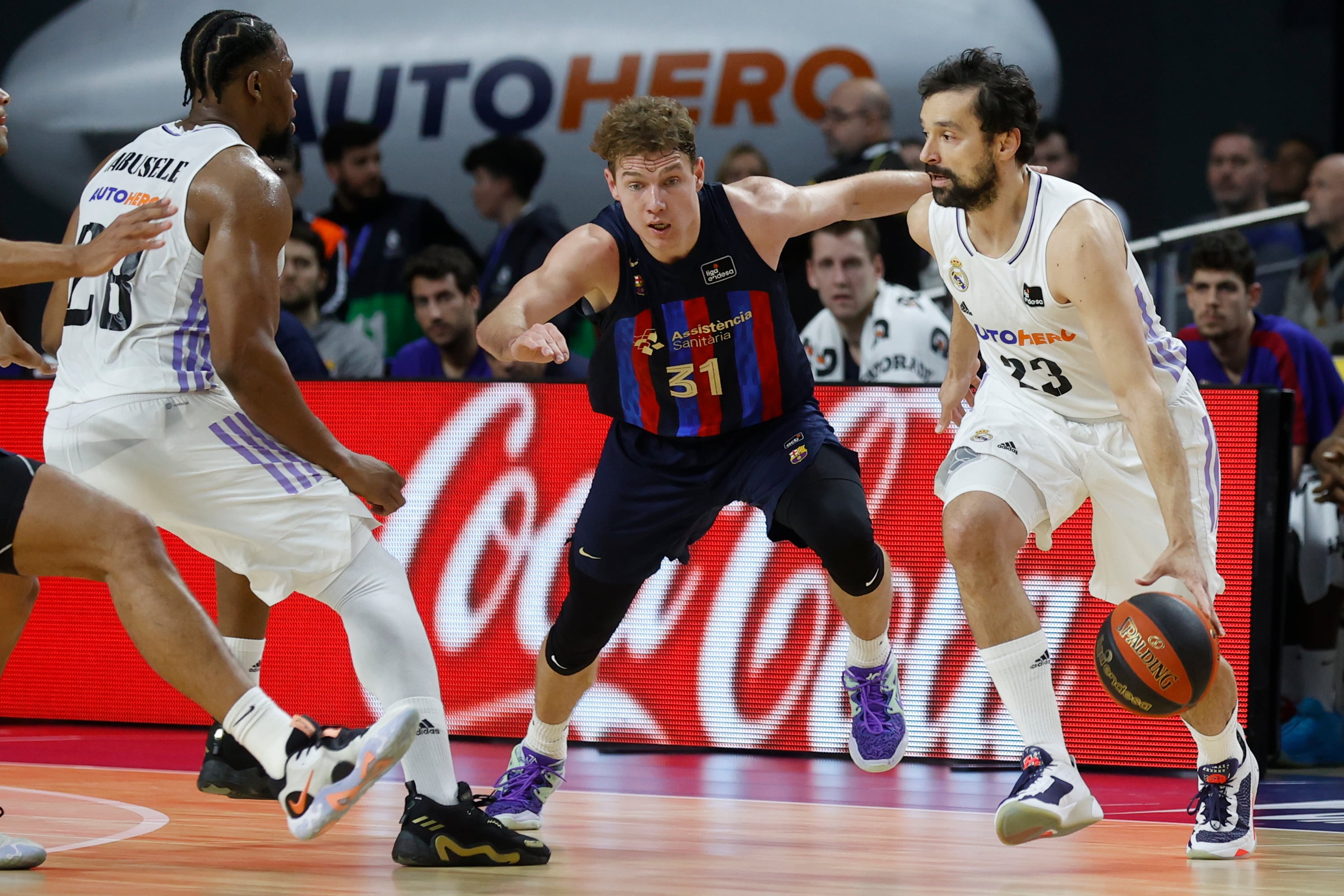 Rokas Jokubaitis  defiende a Sergio Llull en El Clásico