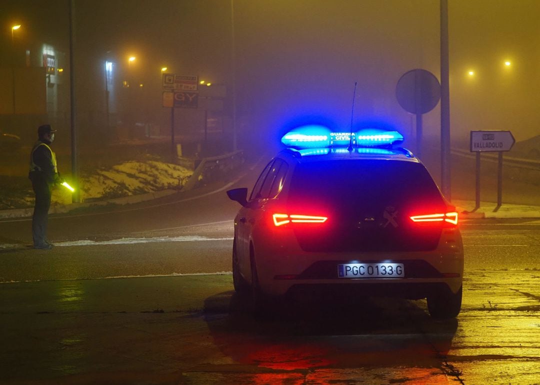 Controles policiales en Valladolid el día de la entrada en vigor del toque de queda a las 20.00 horas por la crisis del coronavirus